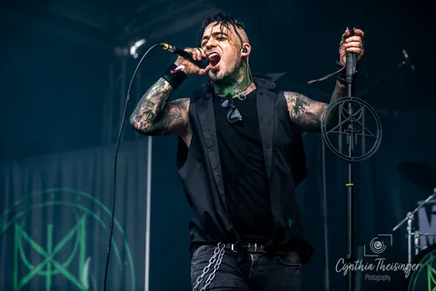 Singer at the sigil microphone stand